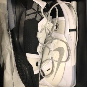 Kobe AD MNS basketball shoe